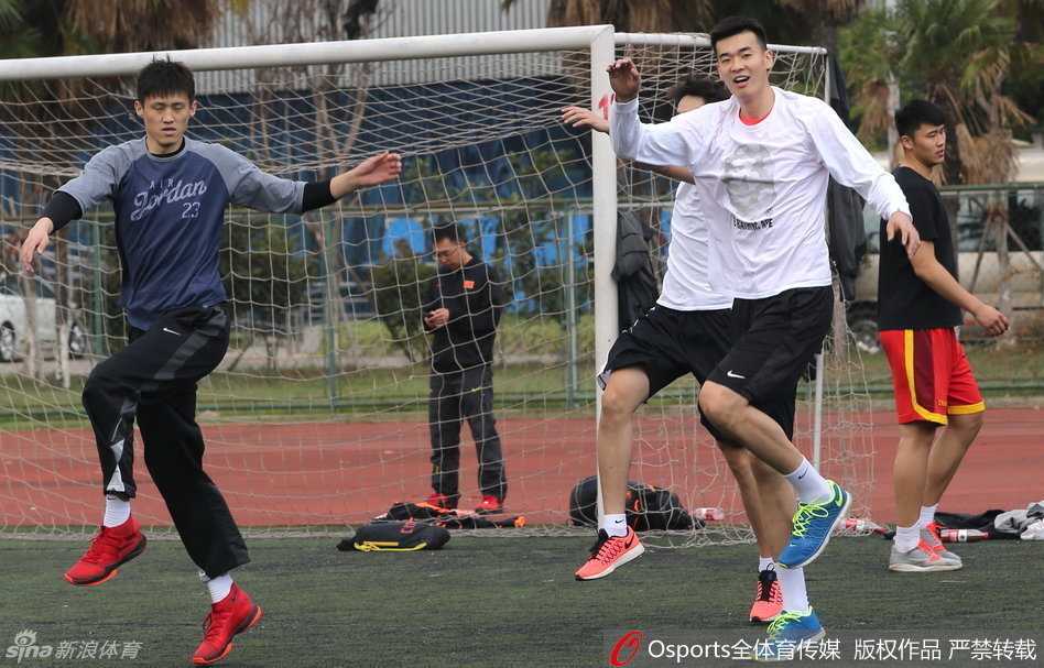 海埂欢笑与汗水:中国男篮田径场的“痛”并快乐着 老教练崔万军看到弟子们玩得开心,自己也忍不住走出人群想要尝试一下训练动作,他那认真又带点羞涩的表情被队员们捕捉,大家纷纷起哄呐喊