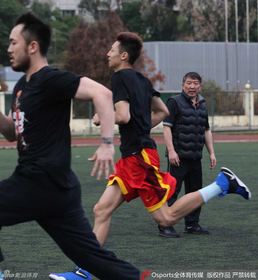 海埂欢笑与汗水:中国男篮田径场的“痛”并快乐着 一名球员在田径场上张开双臂做出“大鹏展翅”的动作,仿佛要翱翔天际,充满活力的造型引来了队友关于他“肉最多”的调侃,现场欢声笑语不断