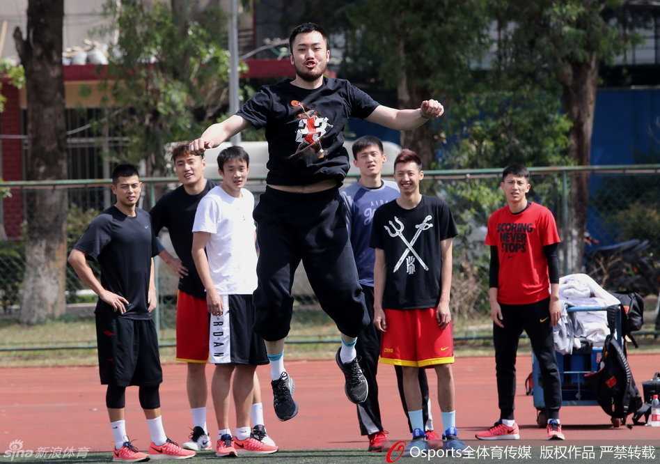 海埂欢笑与汗水:中国男篮田径场的“痛”并快乐着 训练接近尾声,队员们聚集在一起放松说笑,尽管汗水湿透了衣衫,但每个人的脸上都洋溢着快乐的笑容,这支团结的中国男篮正在用积极的心态迎接奥运挑战