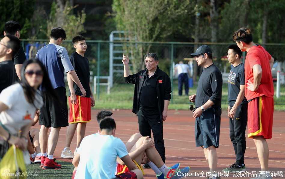 海埂练兵剑指里约,宫家军血性挥洒高原 队长周鹏在训练中以身作则,尽管疲惫但依然卖力奔跑,汗水湿透了衣衫,为全队树立了榜样。