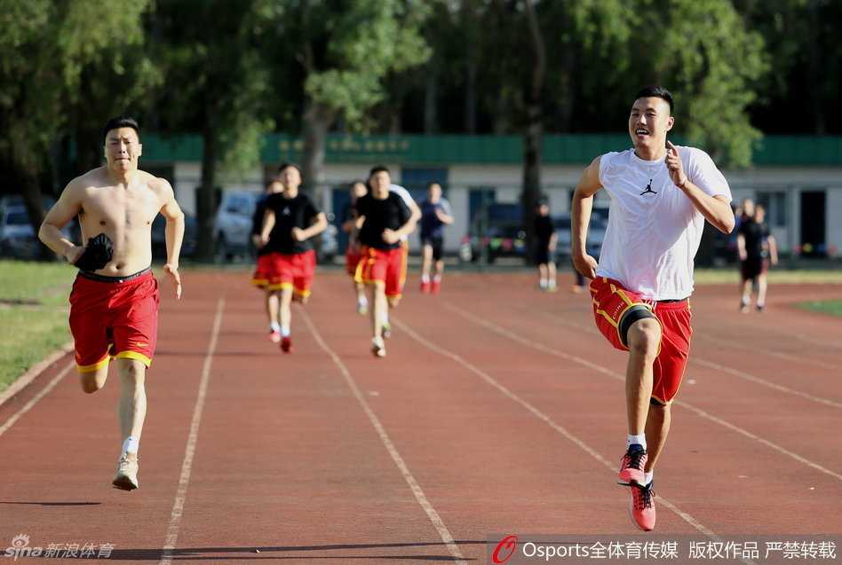 海埂练兵剑指里约,宫家军血性挥洒高原 翟晓川在体能测试中一马当先,将队友李根甩在身后,展现出极佳的竞技状态。