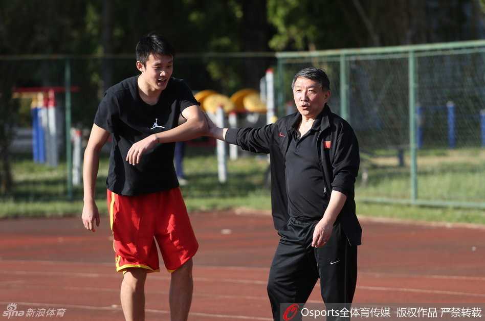 海埂练兵剑指里约,宫家军血性挥洒高原 丁彦雨航在台阶测验后力竭,主帅宫鲁鸣急忙上前一把拉住爱徒,防止他因脱力摔倒。