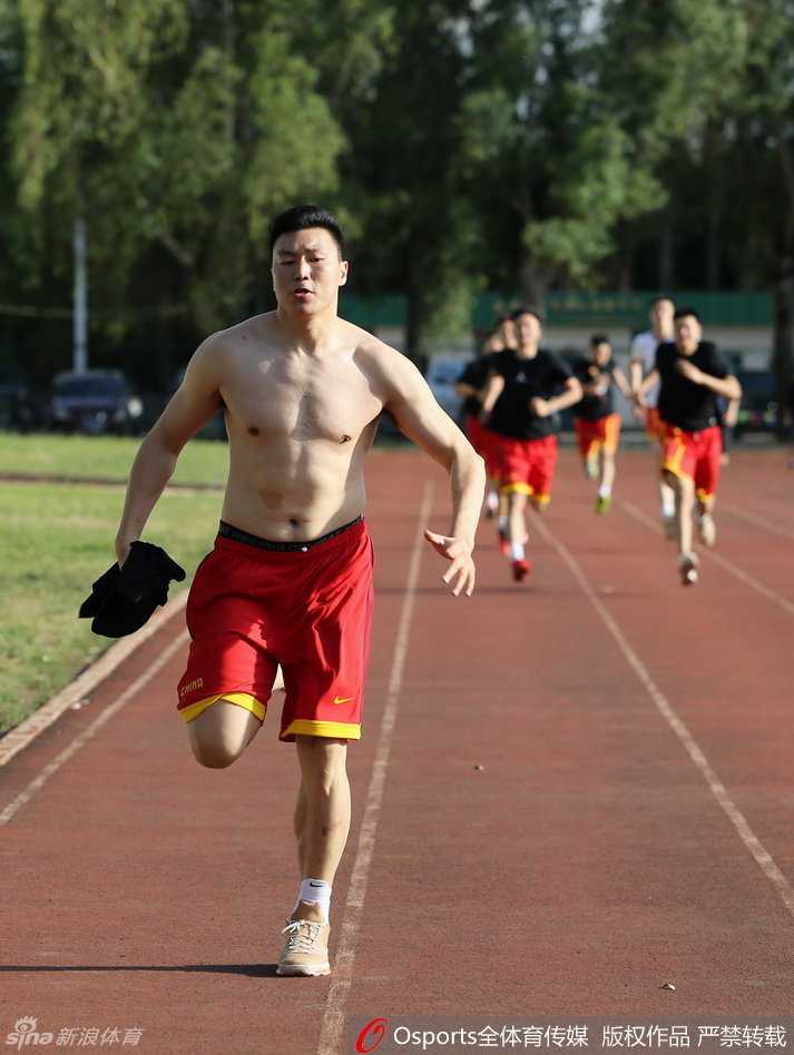 海埂练兵剑指里约,宫家军血性挥洒高原 高温与高原的双重考验让李根疲惫不堪,赤裸上身的他弯着腰,仿佛身体被掏空,几乎无法站立。