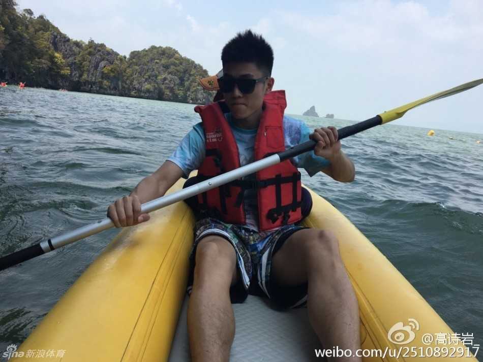 海边沉思与球场蜕变,辽宁后卫高诗岩的成长印记 高诗岩蹲在泳池边,全神贯注地研究着一艘小型划艇的结构,仿佛在思考着球场上的战术布局