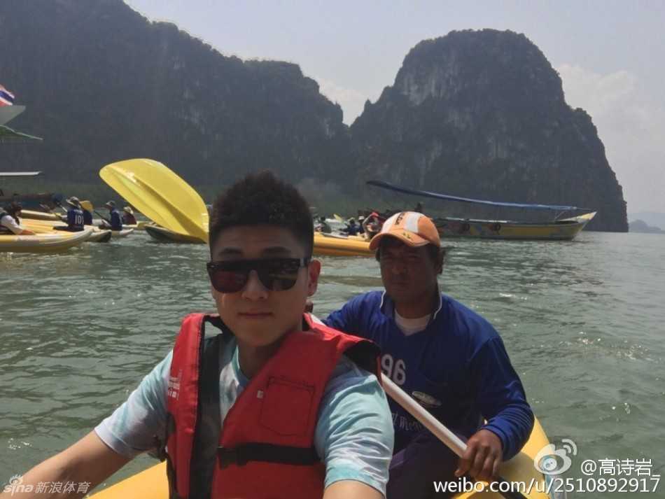 海边沉思与球场蜕变,辽宁后卫高诗岩的成长印记 高诗岩举起手机,与身后的家人一起对着镜头自拍,波光粼粼的水面映衬着他们温馨幸福的笑脸