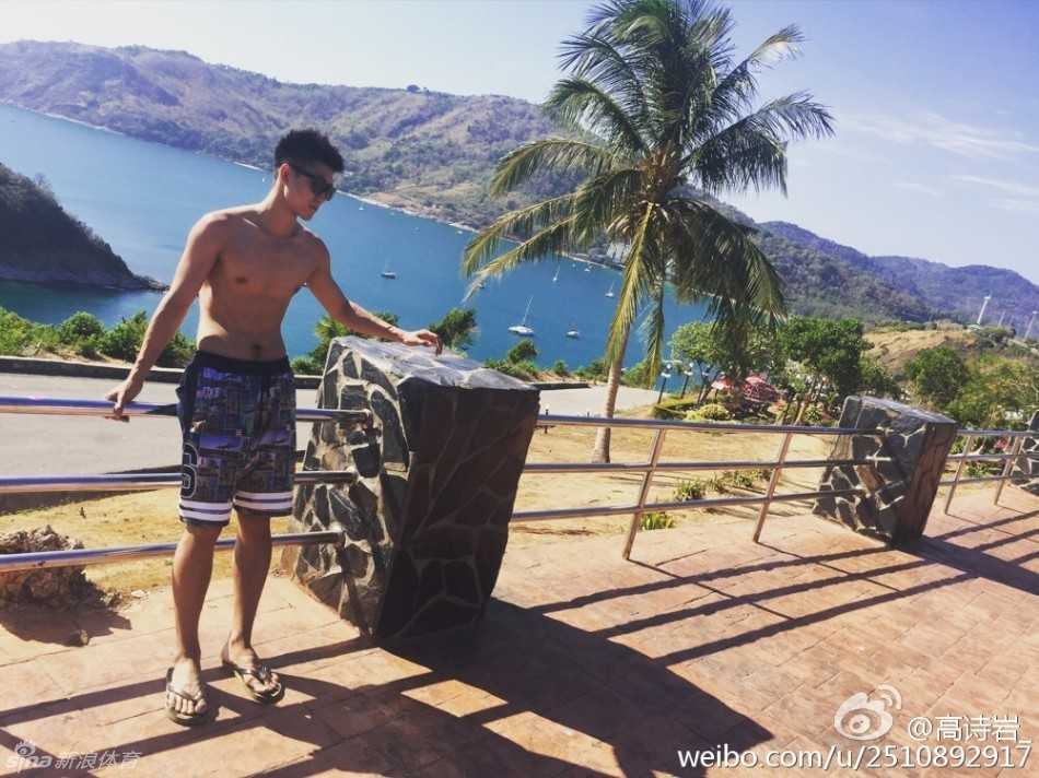 海边沉思与球场蜕变,辽宁后卫高诗岩的成长印记 高诗岩在泳池中与家人戏水,他开心地泼水玩耍,展现出赛场之外活泼开朗的一面