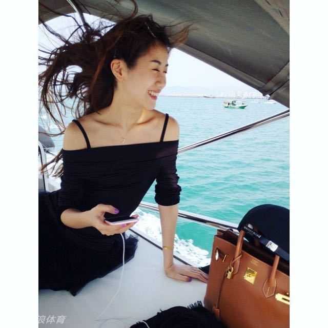 夕阳的余晖洒在沙滩上，孙悦牵着陈露的手走在潮汐边缘，留下两串长长的脚印。