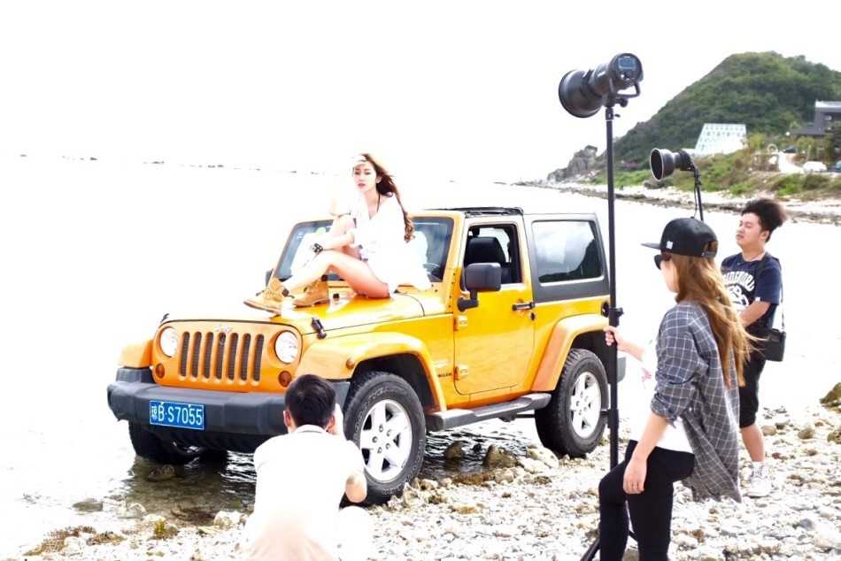 海风见证蜕变,陈露镜头前的明媚与坚韧 海风轻拂过陈露的脸颊,她身姿挺拔,比基尼外披着轻薄纱衣,回眸一笑间,既有都市女性的自信,又带着度假般的惬意与俏皮。