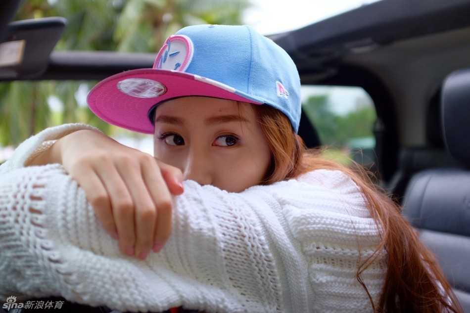 海风见证蜕变,陈露镜头前的明媚与坚韧 陈露置身于一片清新的热带绿植中,她穿着简约的纯色比基尼,外搭一件宽松的白色镂空罩衫,展现出模特专业的镜头表现力,笑容干净而明媚。