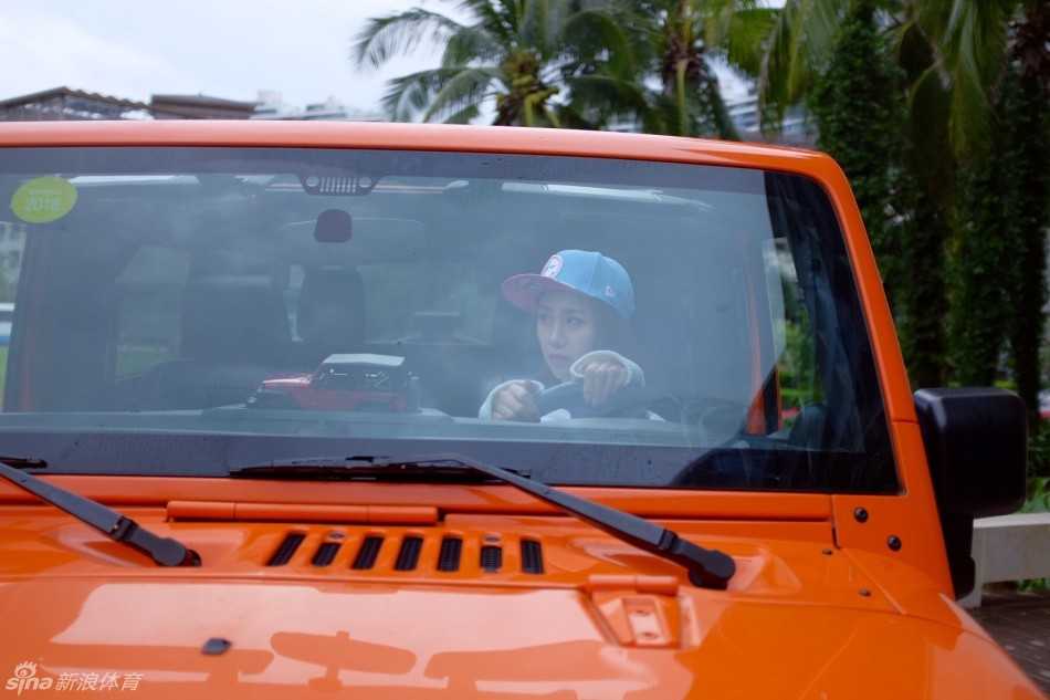 海风见证蜕变,陈露镜头前的明媚与坚韧 镜头拉近,陈露将长发随意扎起,墨镜滑落在鼻梁,她轻咬下唇,眼神中流露出一丝 playful 的挑衅,阳光在她光洁的肌肤上跳跃,健康而迷人。