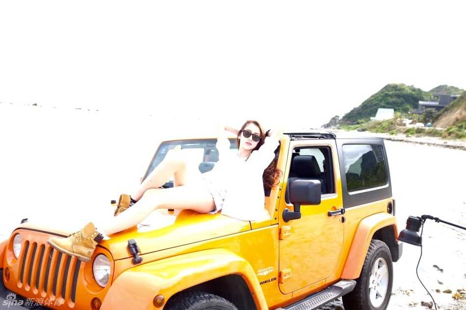 海风见证蜕变,陈露镜头前的明媚与坚韧 最后一组镜头中,陈露大方地展示着健康的小麦色肌肤,她对着镜头做出俏皮的鬼脸,丝毫不见模特的疏离感,反而流露出一种经过生活历练后,依然保有天真本色的生动与鲜活。