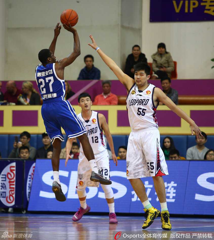 深圳三分雨淹没天津,李慕豪送惊天大帽捍卫主场 深圳队外援麦克奎尔在对方内线球员的干扰下,依然凭借强壮的身体和柔和的手感,完成了一次艰难的二次进攻上篮。
