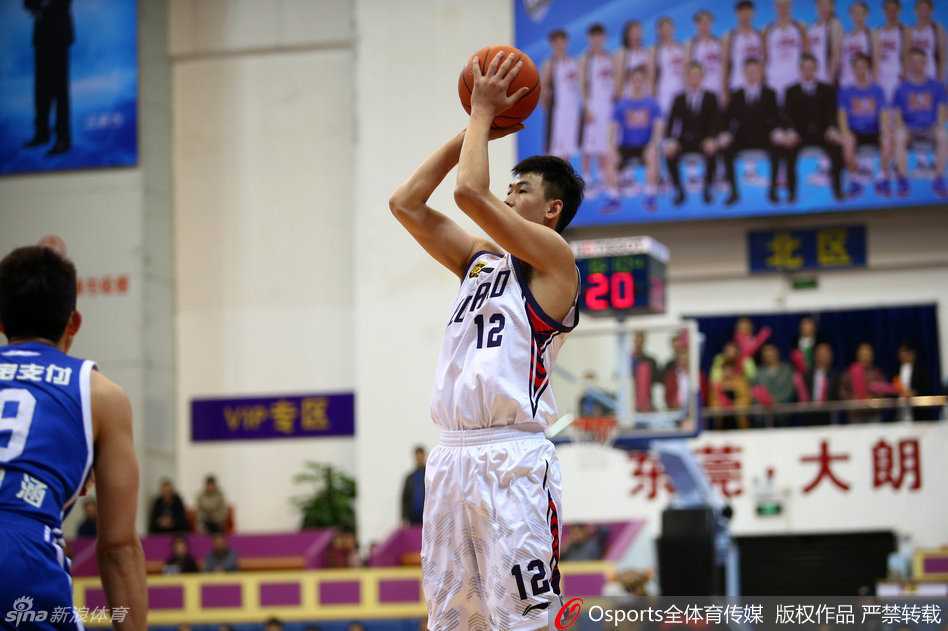 深圳三分雨淹没天津,李慕豪送惊天大帽捍卫主场 深圳队球员布朗在天津队球员克劳福德的紧逼防守下,依然自信地抛投出手,动作舒展,眼神坚定。