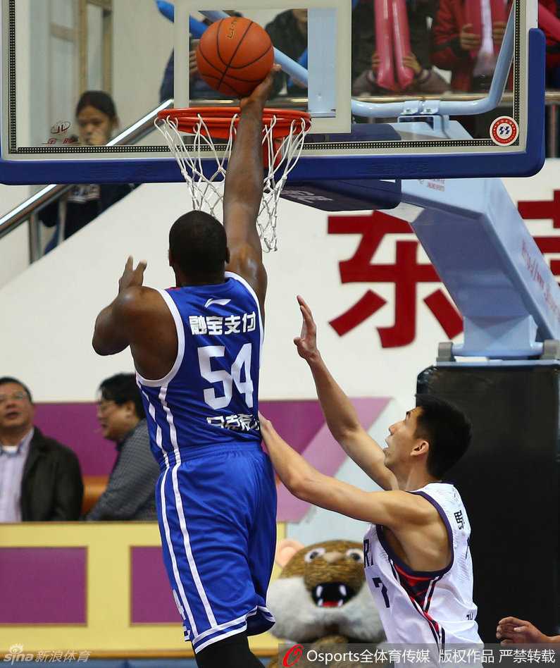 深圳三分雨淹没天津,李慕豪送惊天大帽捍卫主场 篮下一片混乱,双方球员奋力起跳,手臂交错,眼神都死死盯着空中的篮球,为了争夺球权拼尽全力,场面紧张激烈。