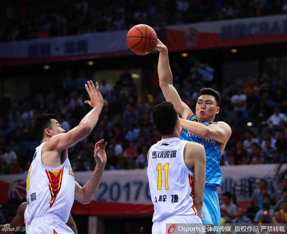 深圳多点开花浇灭新疆复仇火焰 周琦复生砍两双难救主 周琦高高跃起,犹如巨塔压顶,以一记势大力沉的单手劈扣终结进攻,篮筐在他手中颤抖,展现出“大魔王”恐怖的篮下统治力。