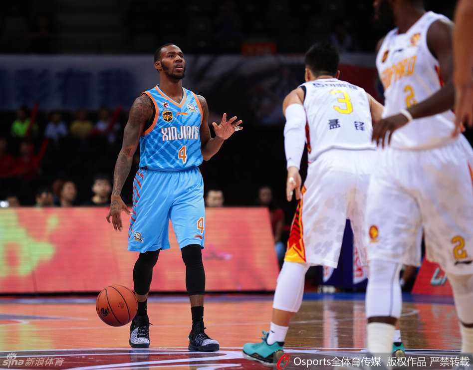 深圳多点开花浇灭新疆复仇火焰 周琦复生砍两双难救主 顾全在篮下激烈的对抗中找到出手机会,他倚住防守人,用柔和的手感将球放入篮筐,这是他为深圳队稳定贡献的关键得分。