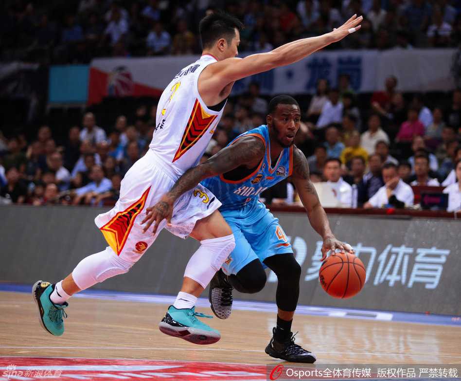 深圳多点开花浇灭新疆复仇火焰 周琦复生砍两双难救主 李根在快攻中加速突破,如同一辆重型坦克冲入深圳防线,他的核心力量让防守者难以阻挡,为随后新疆队的进攻拉开了空间。