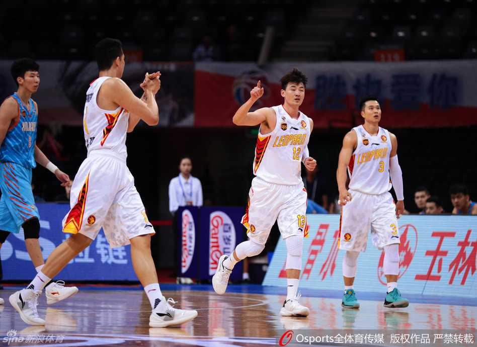 深圳多点开花浇灭新疆复仇火焰 周琦复生砍两双难救主 周琦在防守端张开双臂,那惊人的臂展如同天罗地网,彻底笼罩了深圳队的进攻路线,让对手的每一次传球和投篮都倍感压力。