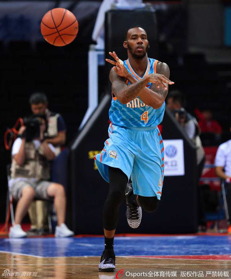 深圳多点开花浇灭新疆复仇火焰 周琦复生砍两双难救主 深圳外援帕戈面对周琦的长臂封锁,毫无惧色,他眼神坚毅,在空中巧妙拉杆上篮,即使面对“1V1”的防守大闸,依然展现出“无所畏惧”的冷血杀手本色。