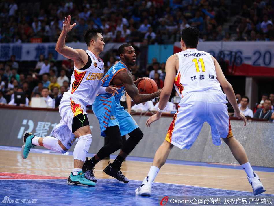 深圳多点开花浇灭新疆复仇火焰 周琦复生砍两双难救主 新疆队外援本蒂尔在进攻端试图组织策应,他高高跃起寻找队友,但在深圳队的严密防守下,这次进攻配合充满了不确定性。