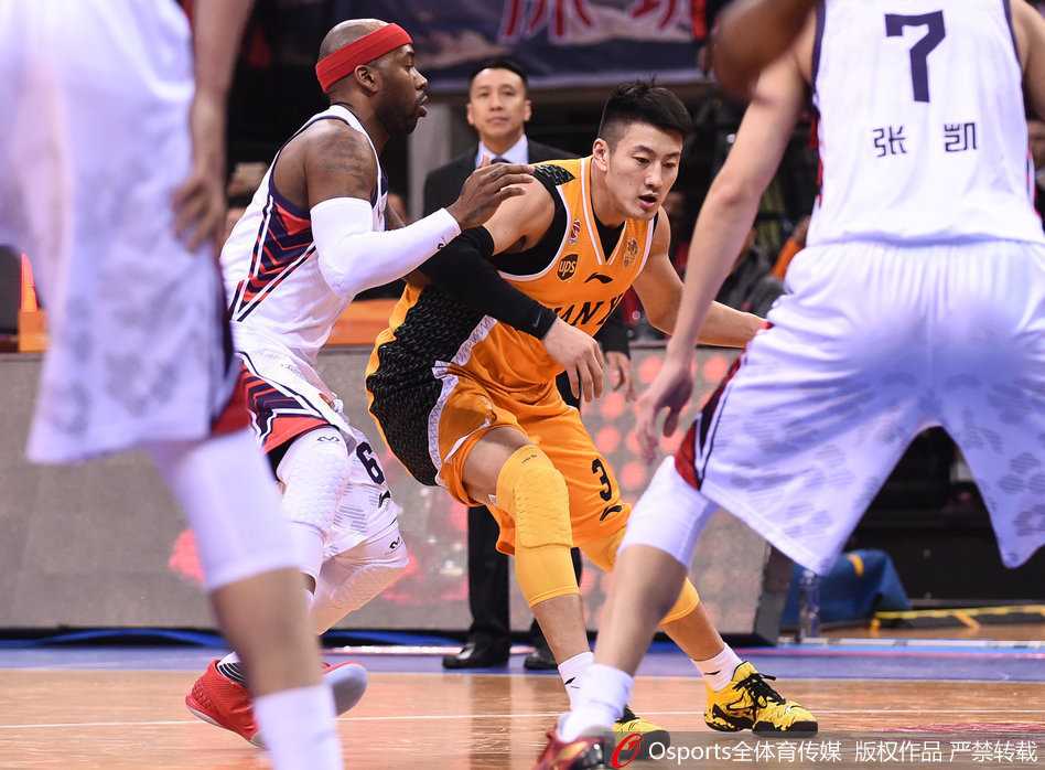 深圳山西上演冰与火之歌 一波三折险酿冲突 山西队段江鹏在低位背身单打,他利用力量优势顶开防守,后仰跳投出手,动作一气呵成。