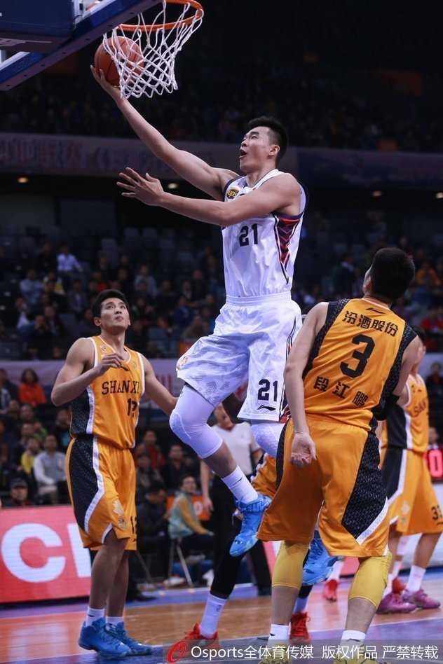 深圳山西上演冰与火之歌 一波三折险酿冲突 双方多名球员在篮下纠缠成一团,为了争夺宝贵的球权和篮板,每个人都拼尽了全力。