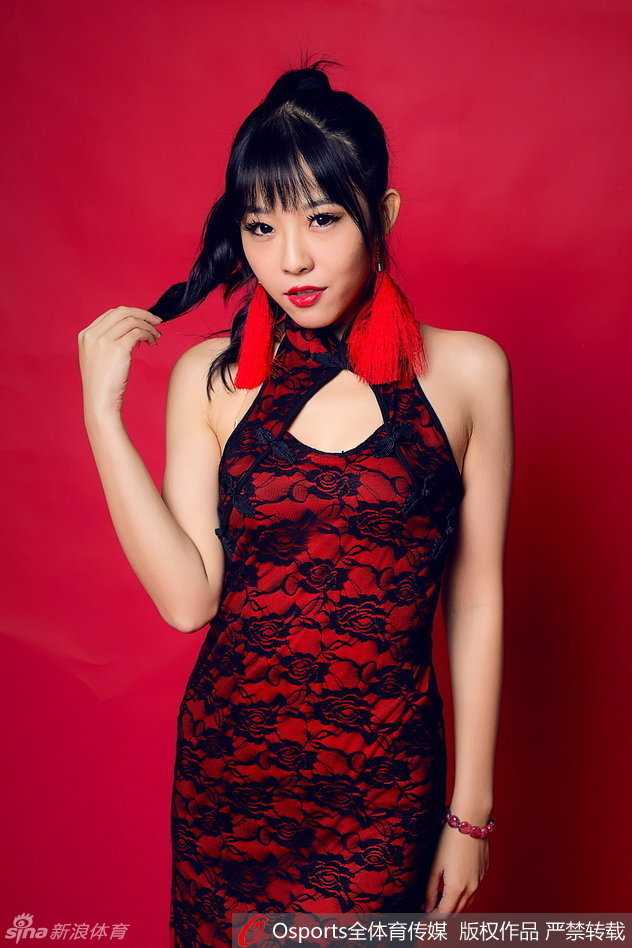 深圳新星啦啦队锦鲤贺岁写真添福运 多名啦啦队员集体跳跃,红色锦鲤裙摆飞扬,红色裙摆如鱼尾般散开,场面喜庆热闹