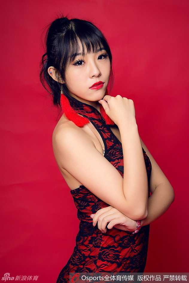 深圳新星啦啦队锦鲤贺岁写真添福运 啦啦队员腾空跃起,裙摆如鱼尾般在空中划出优美弧线,动感十足