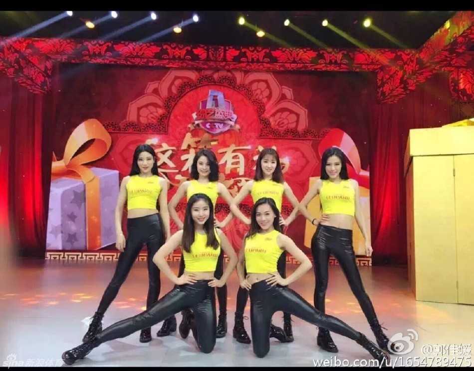 深圳炫舞团热力绽放 从赛场宝贝到生活美学引领者 宝贝们身穿圣诞主题短裙俏皮可爱,手拿礼物盒摆出甜美表情,为冬日赛场增添一抹温暖亮色