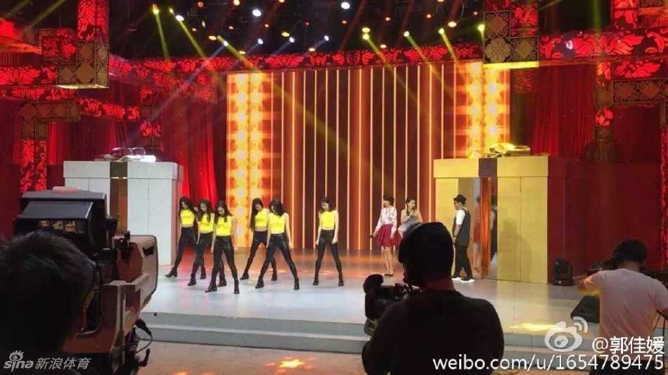 深圳炫舞团热力绽放 从赛场宝贝到生活美学引领者 炫舞团成员身穿比基尼泳装拍摄夏日写真,健康的麦色肌肤与流畅的肌肉线条在阳光下格外迷人