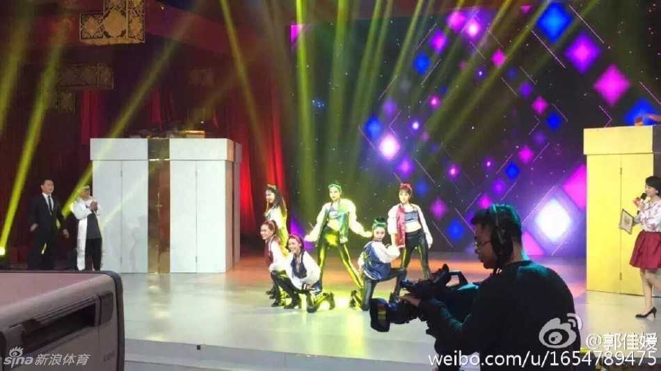 深圳炫舞团热力绽放 从赛场宝贝到生活美学引领者 宝贝们身穿红色紧身短裙搭配红色手套,在演播厅内站成一排,灿烂笑容洋溢青春活力