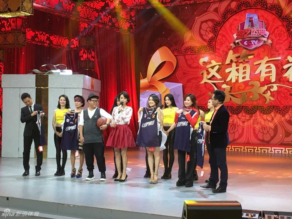 深圳炫舞团热力绽放 从赛场宝贝到生活美学引领者 健身房里,宝贝们穿着运动背心和紧身裤正在进行力量训练,汗水浸湿的头发也遮挡不住坚毅的目光