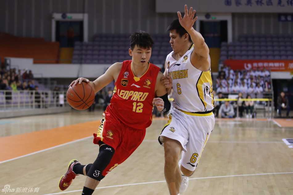 深圳烈豹2016赛季狂飙:李慕豪内线制霸,帕戈穿针引线 顾全利用节奏变化摆脱防守球员,持球加速突破,如尖刀一般坚决地突入对方油漆区。