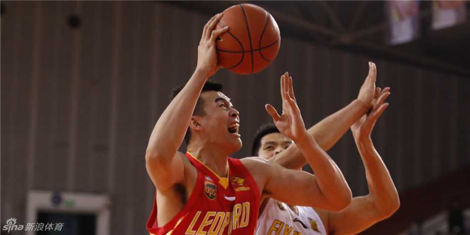 深圳烈豹2016赛季狂飙:李慕豪内线制霸,帕戈穿针引线 李慕豪在内线接到队友传球后,面对防守悍将毫无惧色,眼神坚毅地准备背身单打。