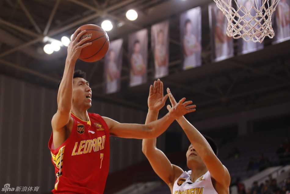 深圳烈豹2016赛季狂飙:李慕豪内线制霸,帕戈穿针引线 帕戈利用速度优势摆脱防守球员,面对补防的球员,在空中调整姿势完成一次精彩上篮。