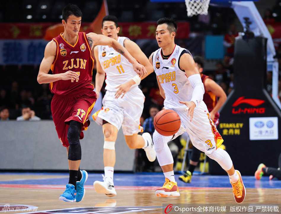 深圳烈豹主场激战,孟铎穿针引线李慕豪霸气怒扣 深圳队组织核心孟铎在场上冷静指挥,队友迅速跑位,准备执行关键战术。