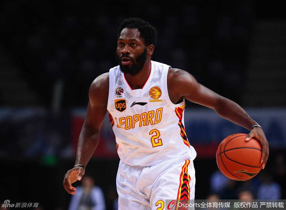 深圳烈豹主场激战,孟铎穿针引线李慕豪霸气怒扣 兰佩在低位接到传球,面对防守悍将,他灵活地转身后仰跳投,动作美如画。