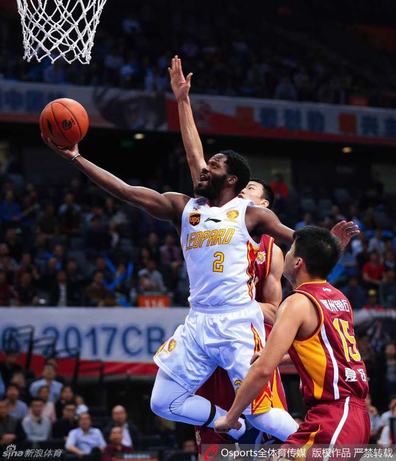 深圳烈豹主场激战,孟铎穿针引线李慕豪霸气怒扣 李慕豪送出精妙传球后迅速空切,队友心领神会,两人之间完成了精彩的连线配合。