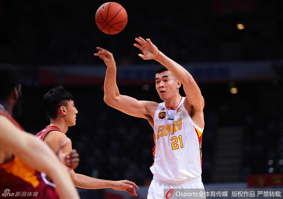 深圳烈豹主场激战,孟铎穿针引线李慕豪霸气怒扣 深圳队外援帕戈持球快速突破,他利用华丽的运球技术晃过防守,杀入内线造成杀伤。