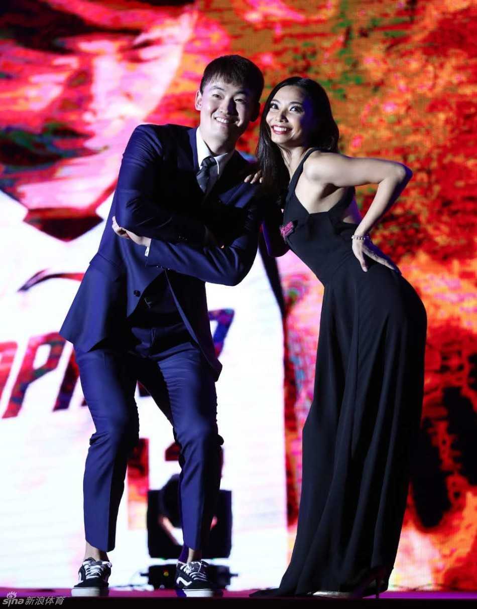 深圳烈豹变身时装男模 李慕豪领衔球场硬汉的T台首秀 一组集体造型中,李慕豪、张凯等球员整齐排列,每个人眼神坚定直视前方,硬朗的轮廓与笔挺的西装相得益彰,仿佛在说‘我们不仅球技好,型更好’。