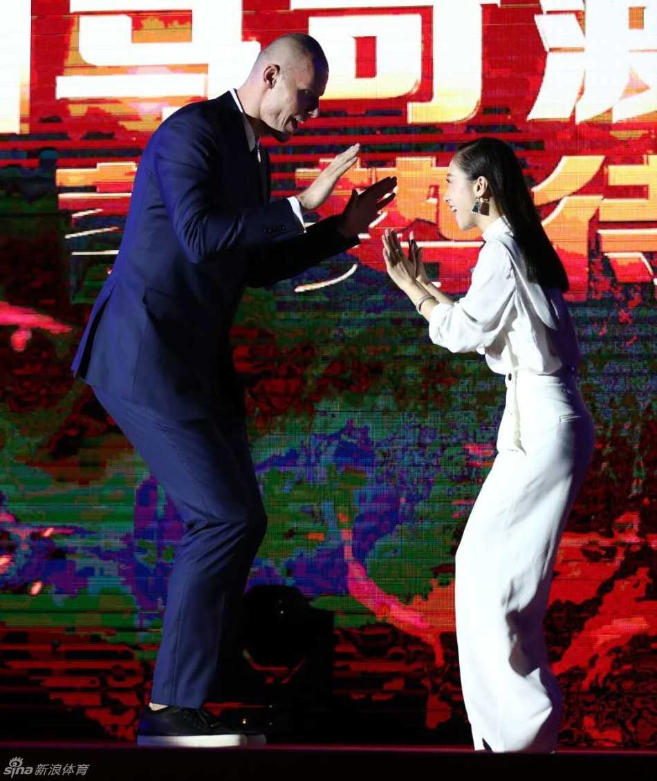 深圳烈豹变身时装男模 李慕豪领衔球场硬汉的T台首秀 外援帕戈彻底放飞自我,双手插袋眼神睥睨,嘴角挂着狡黠的笑容,似乎在说‘看我的pose够不够酷’,搞怪的动作让现场拍摄氛围瞬间轻松起来。