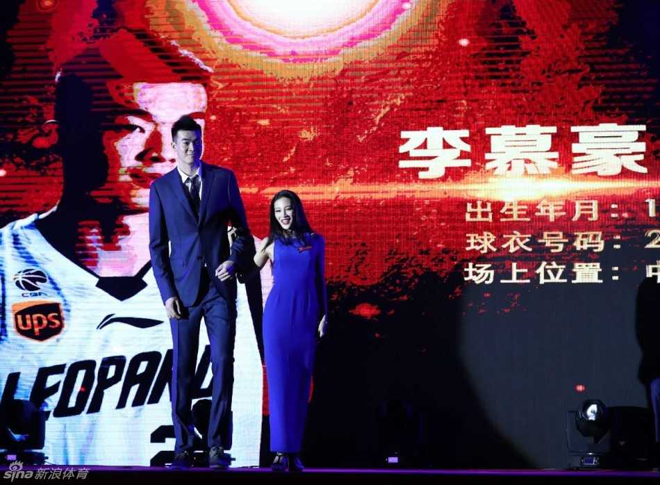 深圳烈豹变身时装男模 李慕豪领衔球场硬汉的T台首秀 身高两米一九的李慕豪如同行走的衣架,一身深色修身西装将他的大长腿优势展现得淋漓尽致,冷峻的表情配上雕塑般的身材,活脱脱一位从漫画里走出来的男主角。