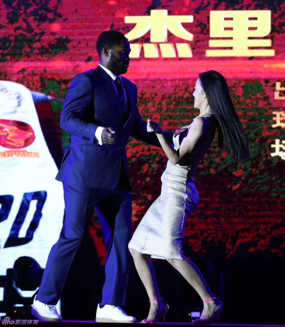 深圳烈豹变身时装男模 李慕豪领衔球场硬汉的T台首秀 老将张凯身穿修身马甲套装笔直站立,展现出来的身高比例让人惊叹,完全没有缩水的视觉效果,不愧是深圳男篮的‘长人’担当,模特范儿十足。