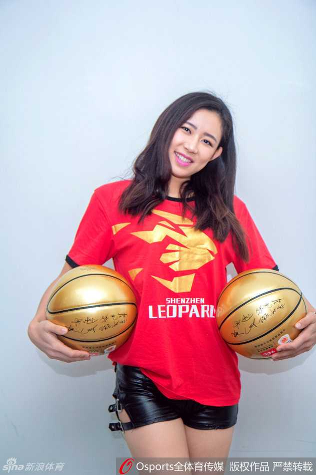 深圳烈豹啦啦队热舞助威 赛场美少女俏皮抢镜点燃球迷激情 表演进入高潮,宝贝们奋力跃起,裙摆飞扬,整齐划一的动作展现出团队十足的默契与活力。