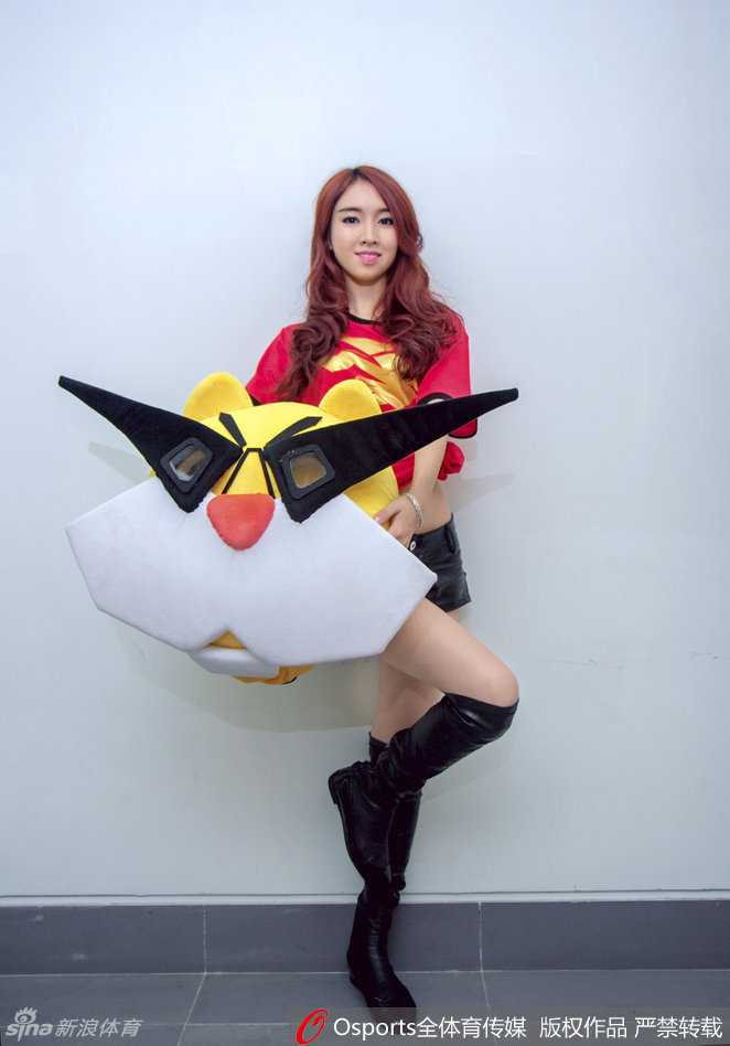 深圳烈豹啦啦队热舞助威 赛场美少女俏皮抢镜点燃球迷激情 聚光灯下,宝贝的发丝飞扬,脸颊因剧烈运动泛起健康的红晕,高举的双臂展现出青春的活力与自信。