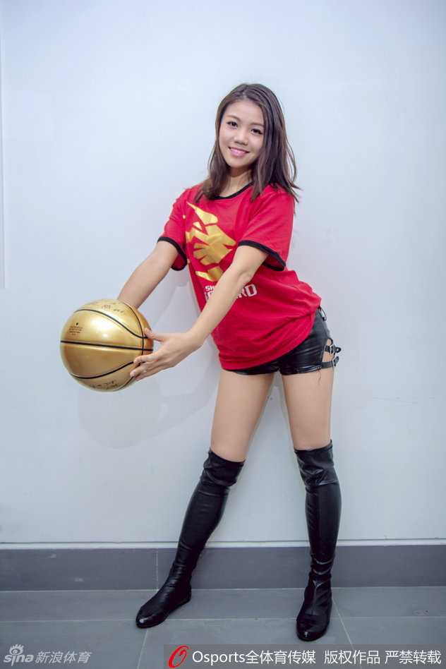 深圳烈豹啦啦队热舞助威 赛场美少女俏皮抢镜点燃球迷激情 动感旋律中,长发飘飘的啦啦队员回眸一笑,双手比出俏皮的V字手势,青春气息扑面而来。