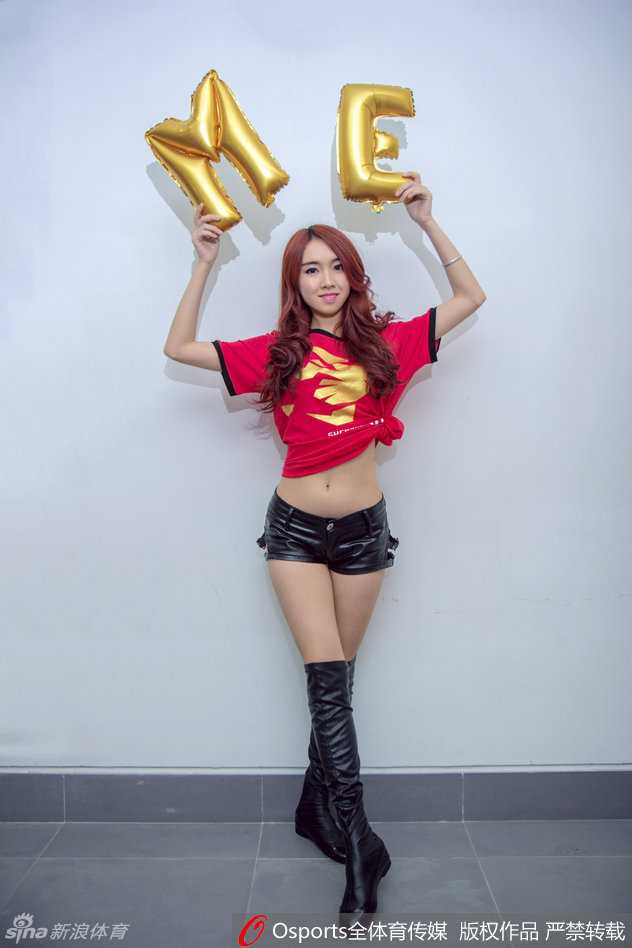 深圳烈豹啦啦队热舞助威 赛场美少女俏皮抢镜点燃球迷激情 篮球宝贝扎着清爽马尾,双手高举加油棒,眼神坚定地望向看台,带领球迷齐声呐喊助威。