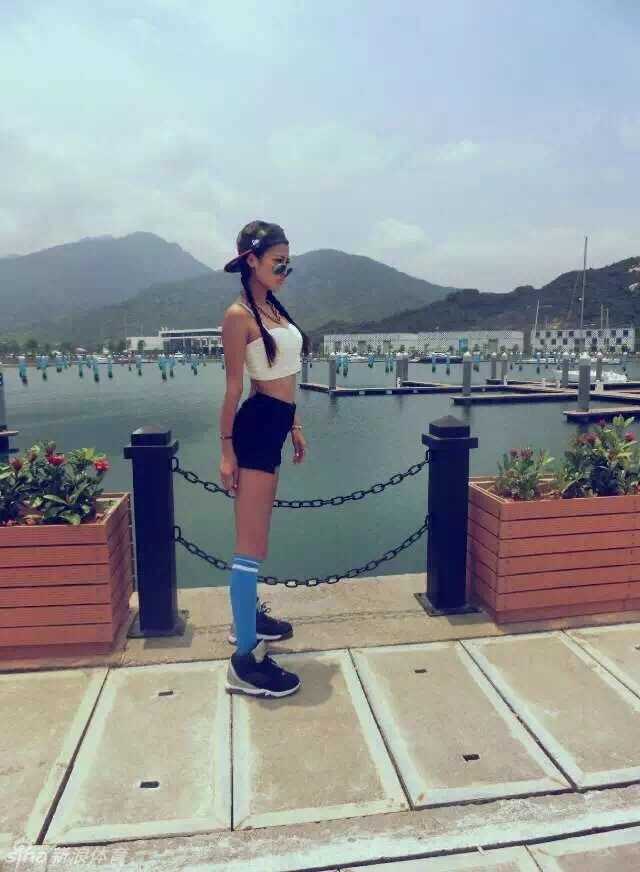 深圳烈豹炫舞团领舞李晓涵热力绽放赛场 赛场灯光下,李晓涵身姿曼妙,回眸瞬间眼神中充满自信与魅惑的气场