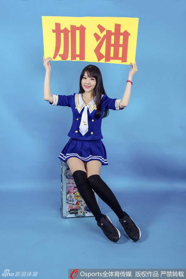 深圳烈豹篮球宝贝:赛场绽放的青春与那道靓丽风景线 比赛中一位选手正在忘情热舞,动感的舞姿引得台下评委与观众纷纷举起手机,记录下这充满青春活力的高光时刻。