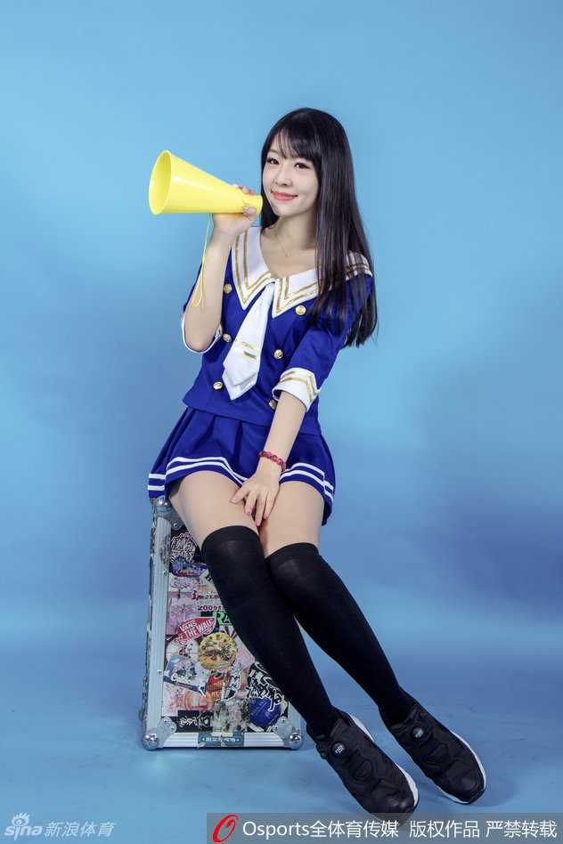 深圳烈豹篮球宝贝:赛场绽放的青春与那道靓丽风景线 深圳烈豹啦啦队长在场边凝神静气,一双会说话的眼睛闪烁着灵动的光芒,仿佛在告诉观众好戏即将上演。